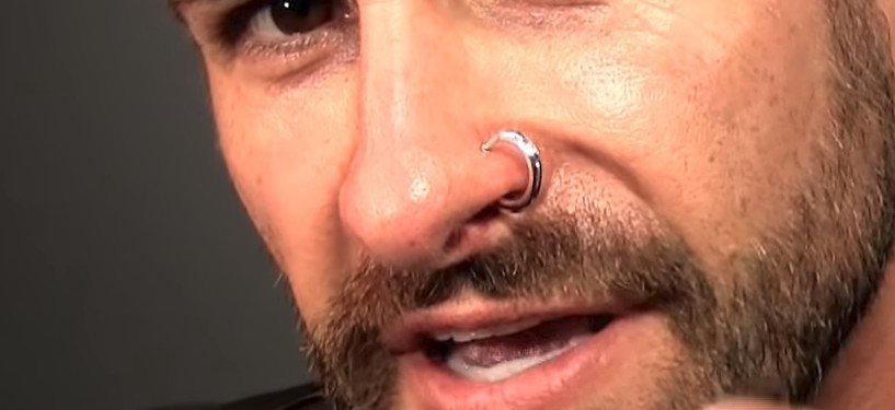 Пирсинг носа у мужчин кольцо в крыле